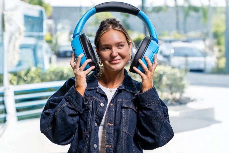 Jlab представила беспроводную колонку Blue XL Speaker Headphones в виде несуразно больших наушников