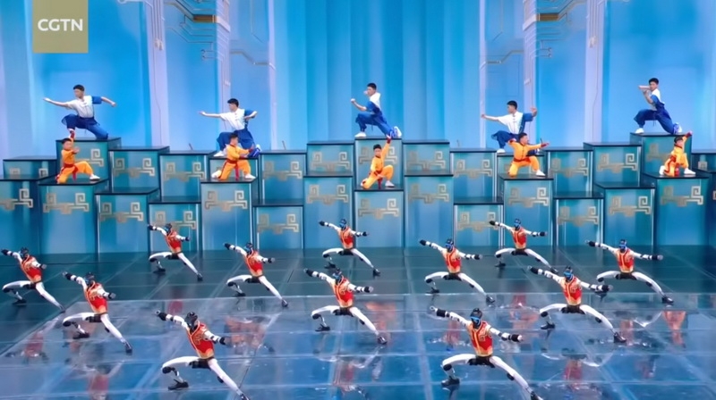 Китай вывел гуманоидных роботов на сцену главного новогоднего шоу страны&nbsp;&mdash; они показали своё кунг-фу