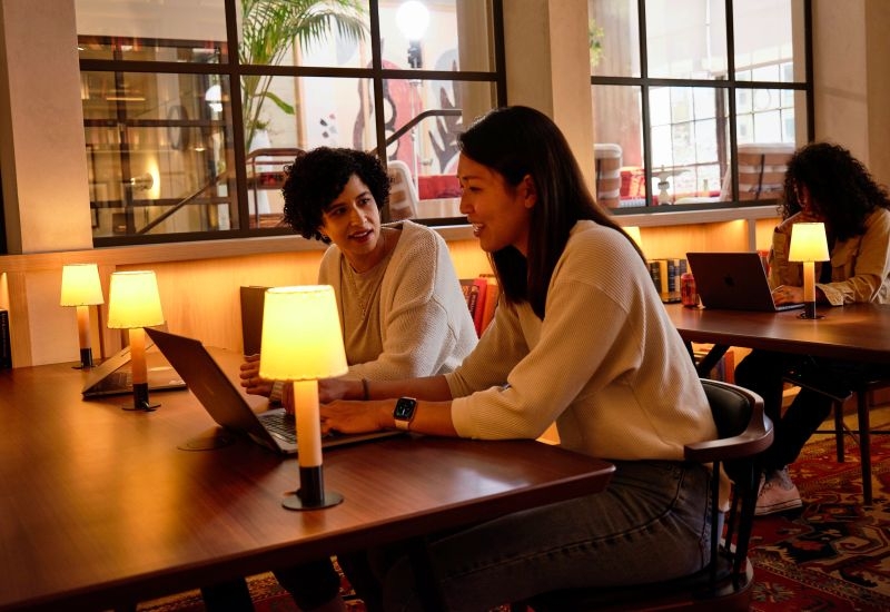 Не умеешь — научим, не хочешь — заставим: техкомпании буквально вынуждают сотрудников использовать ИИ