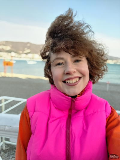 Обзор HONOR X8d: тонкий, но очень автономный смартфон с мощным ИИ