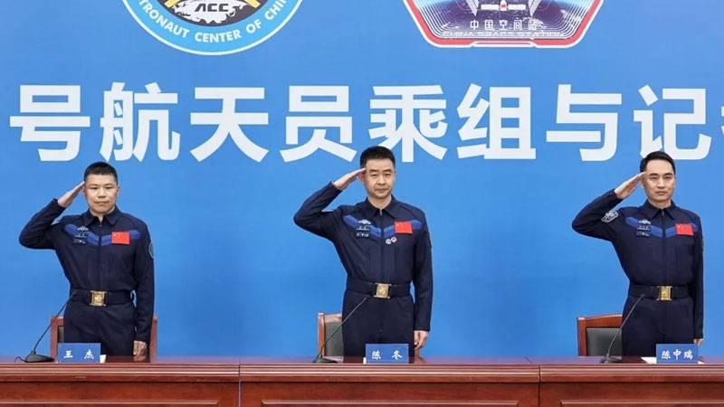 Сквозные трещины в иллюминаторе: экипаж Shenzhou-20 рассказал об аварийной эвакуации с орбиты