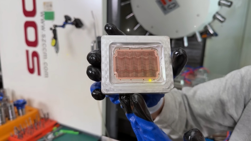 Threadripper Pro 9995WX разогнали до 5,3 ГГц без азота &mdash; крышку превратили в водоблок, добавили чиллер и 140 литров воды