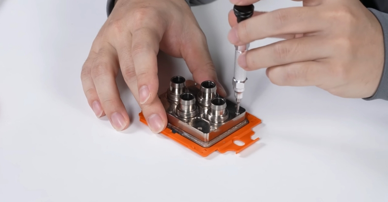 Threadripper Pro 9995WX разогнали до 5,3 ГГц без азота &mdash; крышку превратили в водоблок, добавили чиллер и 140 литров воды