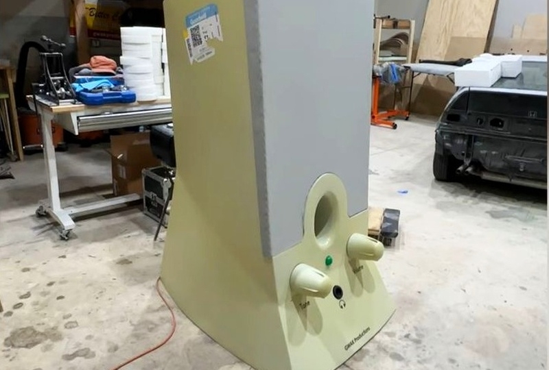 Ту самую компьютерную колонку из 90-х увеличили до человеческого роста &mdash; и она работает