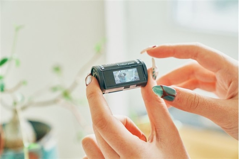 В Японии вышла цифровая камера-брелок OPT100 Neo Film в виде катушки 35-мм пленки