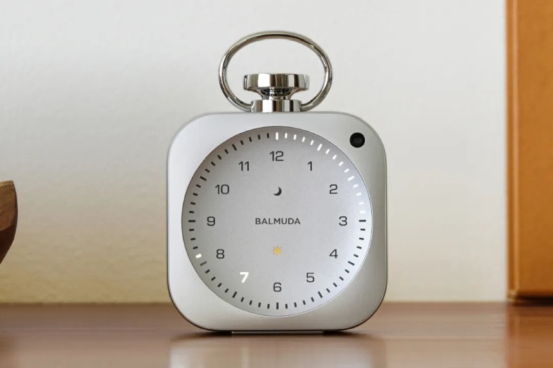 Этот будильник сложно возненавидеть — Balmuda The Clock во всю старается сделать засыпание и пробуждение приятными