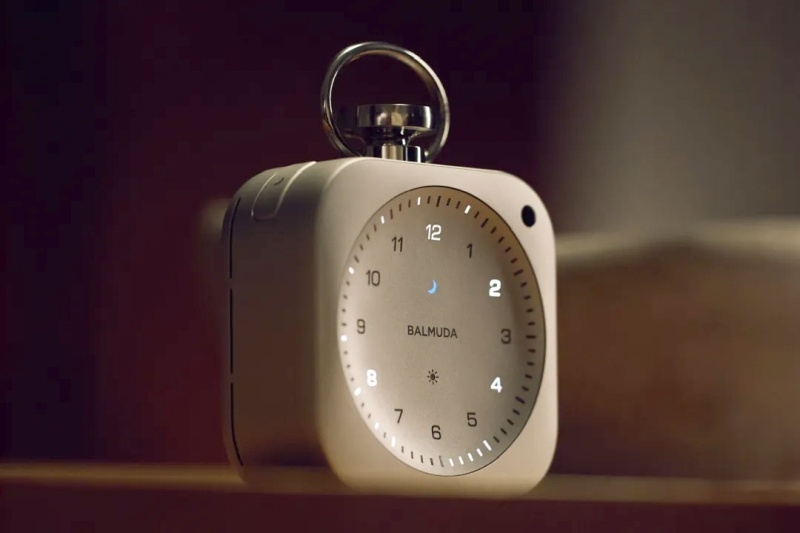 Этот будильник сложно возненавидеть — Balmuda The Clock во всю старается сделать засыпание и пробуждение приятными