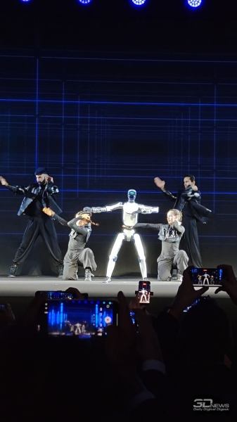 Honor показала своего первого робота — он танцует и крутит бэкфлипы