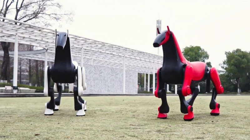 Китайцы создали робоконя &mdash; он может нести всадника весом до 50 кг по бездорожью