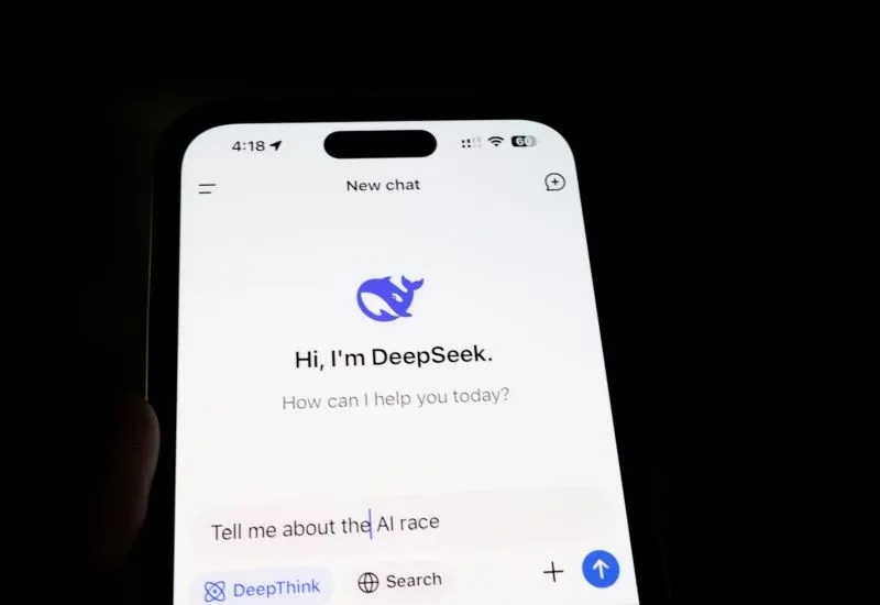 Мультимодальная ИИ-модель DeepSeek-V4 с миллиардами параметров и контекстным окном в 1 млн токенов выйдет в апреле