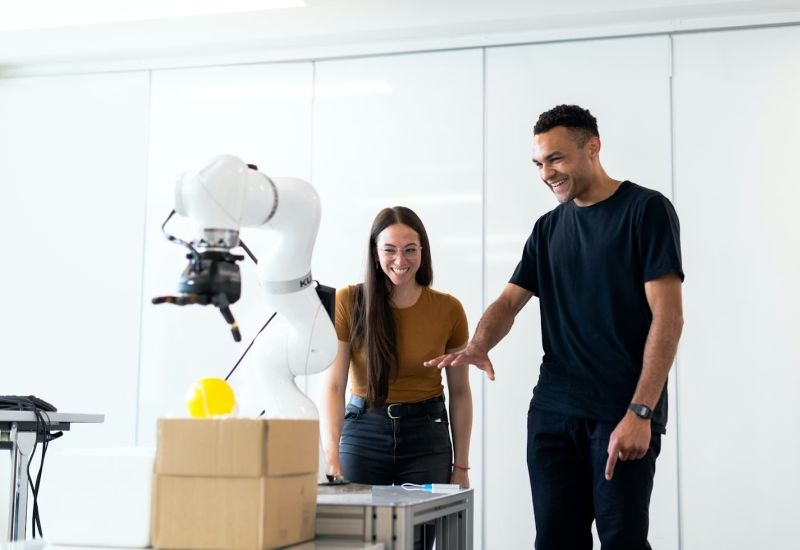 Половина компаний, заменивших людей ИИ-ботами, вернётся к найму персонала&nbsp;в следующем году