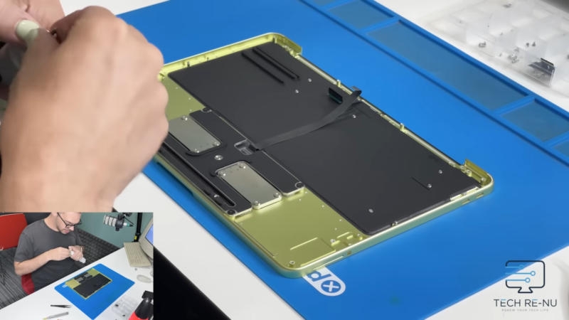 Разборка Apple MacBook Neo оказалась на удивление простой &mdash; даже батарея не приклеена