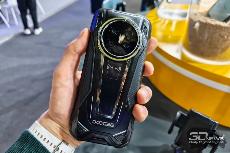 Репортаж со стенда Doogee на MWC 2026: концепт с ИИ-питомцем, неубиваемый смартфон с тепловизором и носимые гаджеты
