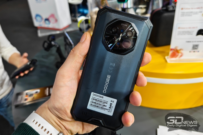 Репортаж со стенда Doogee на MWC 2026: концепт с ИИ-питомцем, неубиваемый смартфон с тепловизором и носимые гаджеты