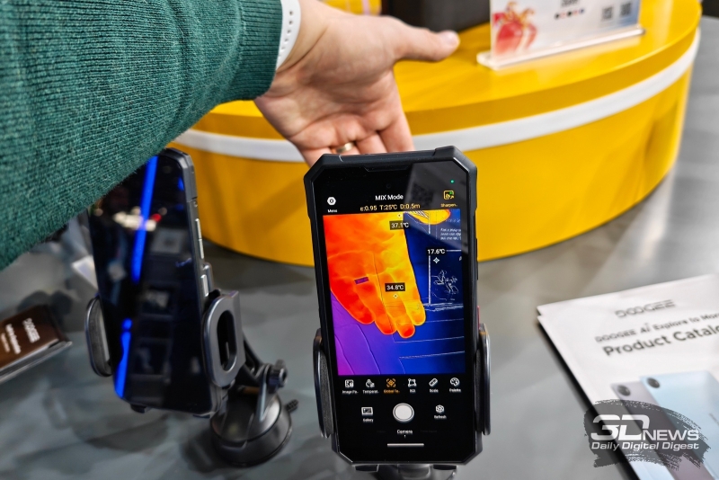 Репортаж со стенда Doogee на MWC 2026: концепт с ИИ-питомцем, неубиваемый смартфон с тепловизором и носимые гаджеты