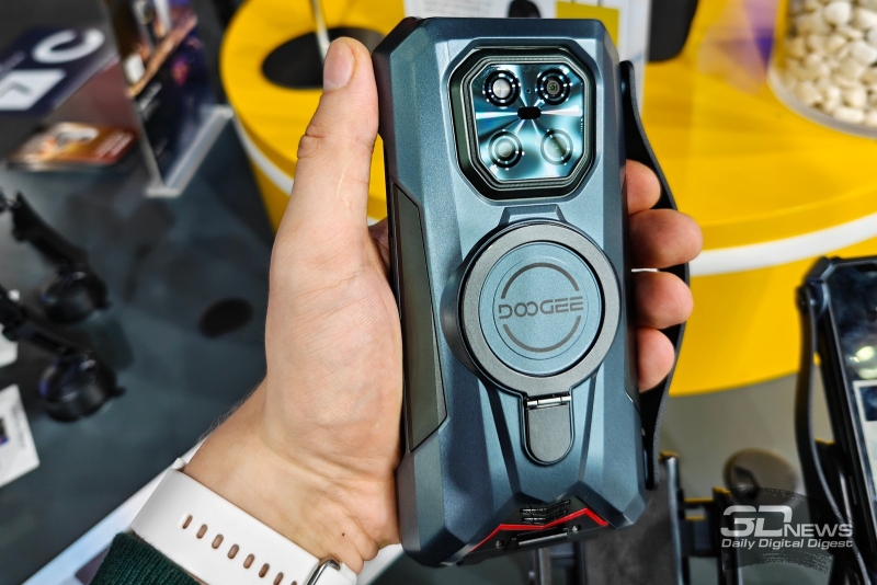 Репортаж со стенда Doogee на MWC 2026: концепт с ИИ-питомцем, неубиваемый смартфон с тепловизором и носимые гаджеты