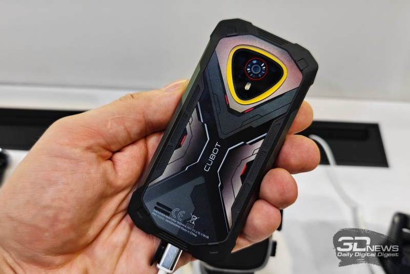 Робофон, модульный ноутбук, смартфон с прикуривателем и не только: чем удивила MWC 2026