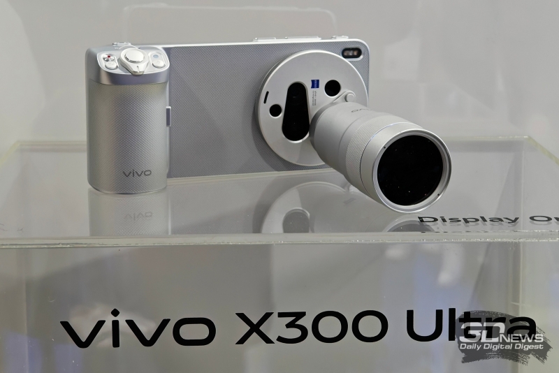 Робофон, модульный ноутбук, смартфон с прикуривателем и не только: чем удивила MWC 2026