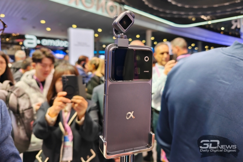 Робофон, модульный ноутбук, смартфон с прикуривателем и не только: чем удивила MWC 2026