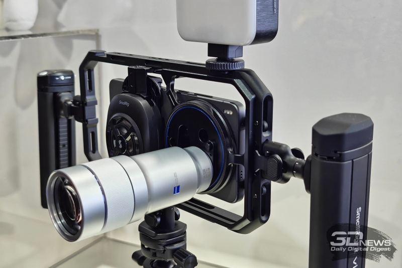 Робофон, модульный ноутбук, смартфон с прикуривателем и не только: чем удивила MWC 2026