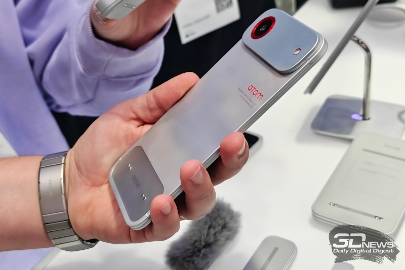 Робофон, модульный ноутбук, смартфон с прикуривателем и не только: чем удивила MWC 2026