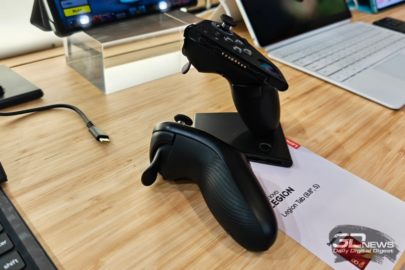 Робофон, модульный ноутбук, смартфон с прикуривателем и не только: чем удивила MWC 2026