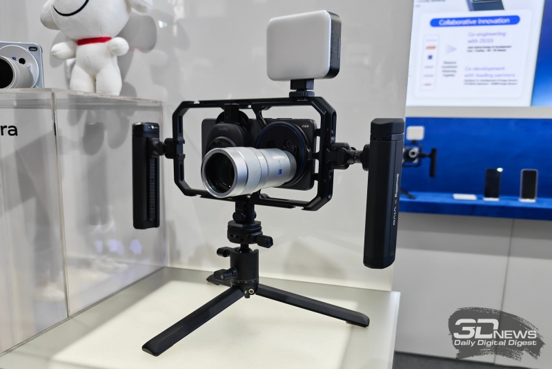 Робофон, модульный ноутбук, смартфон с прикуривателем и не только: чем удивила MWC 2026