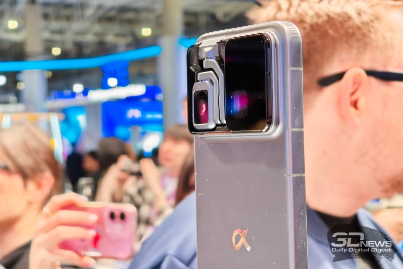 Робофон, модульный ноутбук, смартфон с прикуривателем и не только: чем удивила MWC 2026