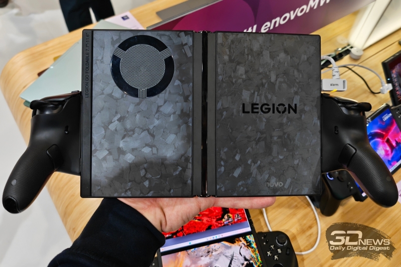 Робофон, модульный ноутбук, смартфон с прикуривателем и не только: чем удивила MWC 2026