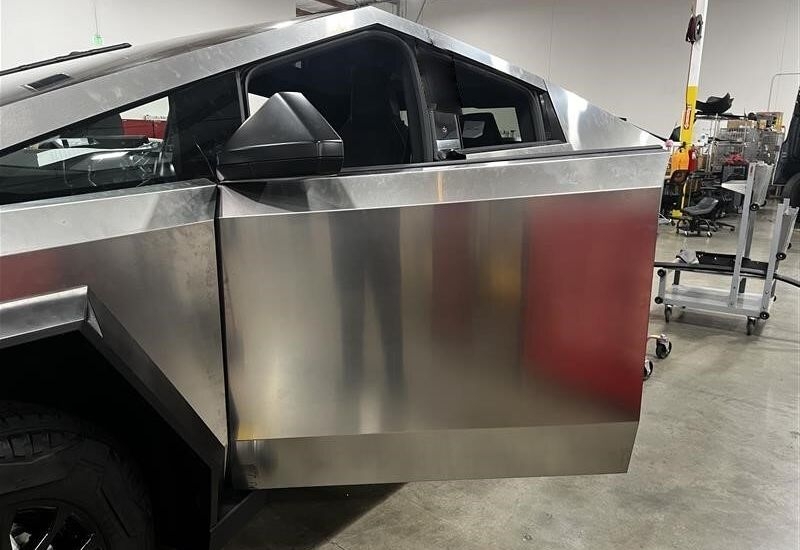 Владелица Cybertruck после аварии подала в суд на Tesla и назвала Маска &laquo;безответственным торгашом&raquo;