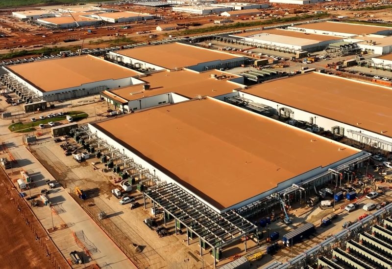 Желая успокоить инвесторов перед IPO, OpenAI решила менее активно строить ЦОД