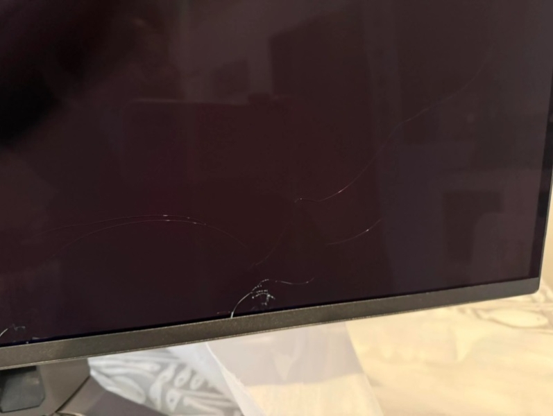 Asus сэкономила на упаковке, из-за чего OLED-мониторы за $1299 приходят покупателям треснувшими