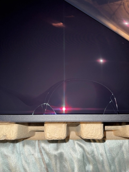 Asus сэкономила на упаковке, из-за чего OLED-мониторы за $1299 приходят покупателям треснувшими