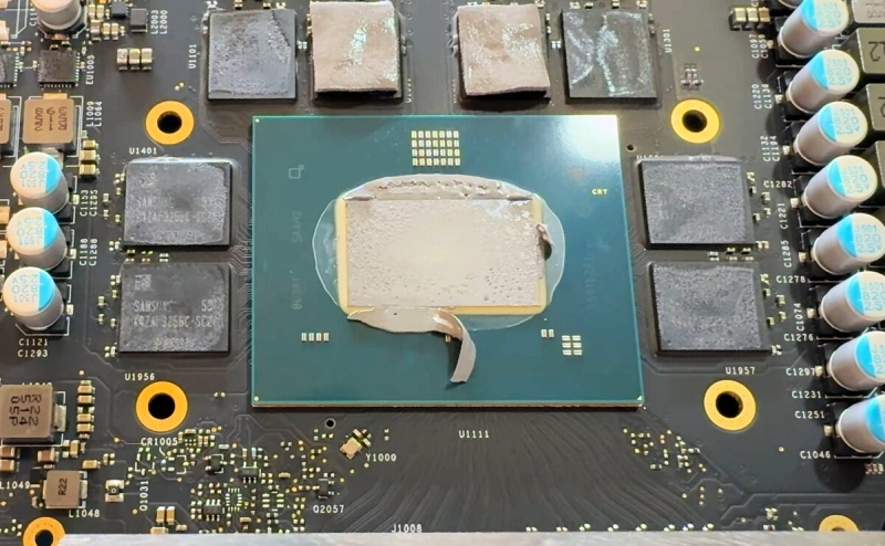 Big Battlemage наконец предстал на фото: в Сети показали разборку видеокарты Intel Arc Pro B70