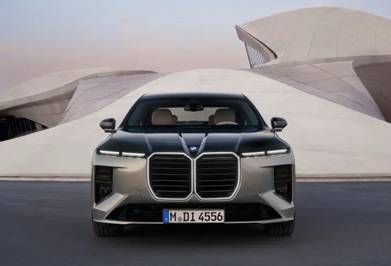 BMW представила флагманскую &laquo;семёрку&raquo; на платформе Neue Klasse &mdash; спорный стиль, много экранов и &laquo;скрытые технологии&raquo;