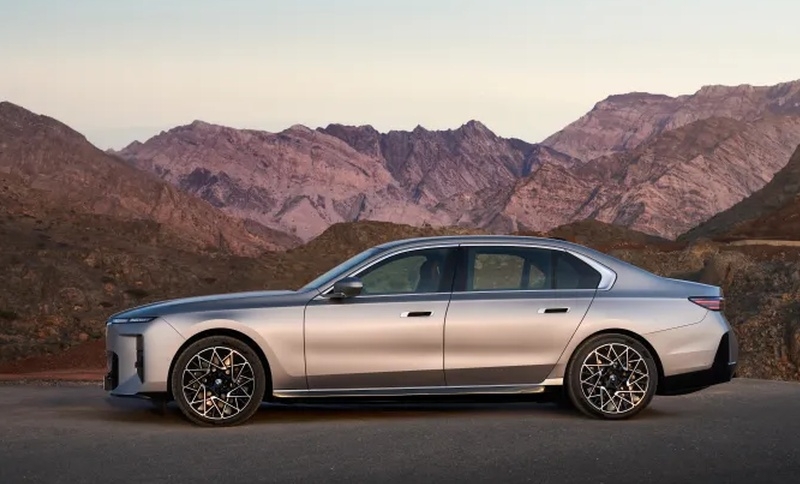 BMW представила флагманскую &laquo;семёрку&raquo; на платформе Neue Klasse &mdash; спорный стиль, много экранов и &laquo;скрытые технологии&raquo;