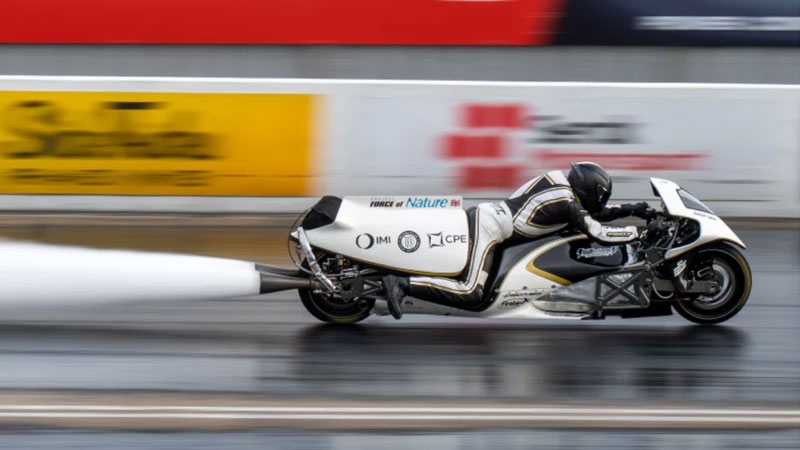 Британец построил мотоцикл на паровой тяге, который стал вторым самым быстрым байком в мире