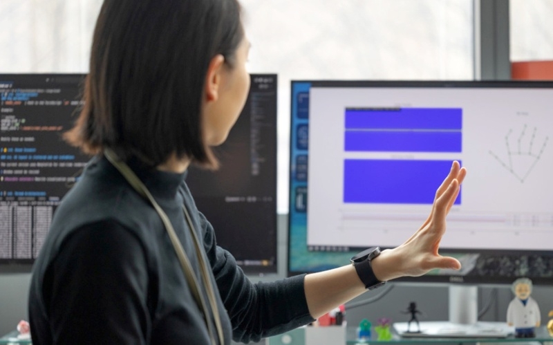 Исследователи c помощью ИИ превратили обычные умные часы в систему точного отслеживания движений руки