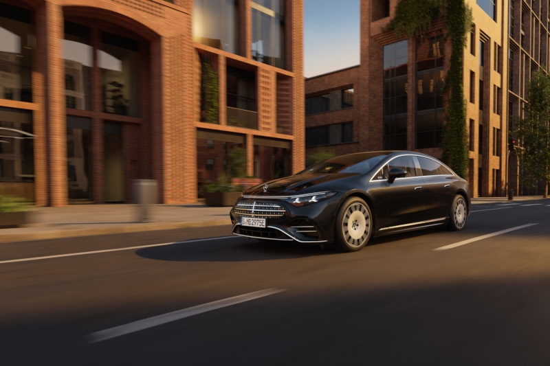 Обновлённый электромобиль Mercedes-Benz  EQS увеличил запас хода и ускорил зарядку