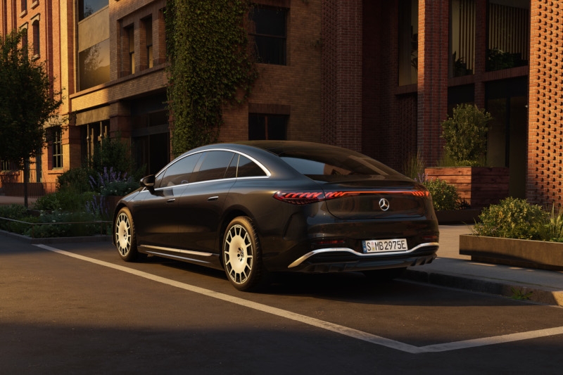 Обновлённый электромобиль Mercedes-Benz  EQS увеличил запас хода и ускорил зарядку