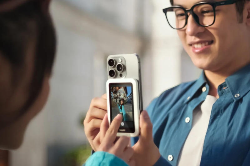 Представлено Insta360 Snap — цифровое зеркало для съёмки селфи на основную камеру смартфона