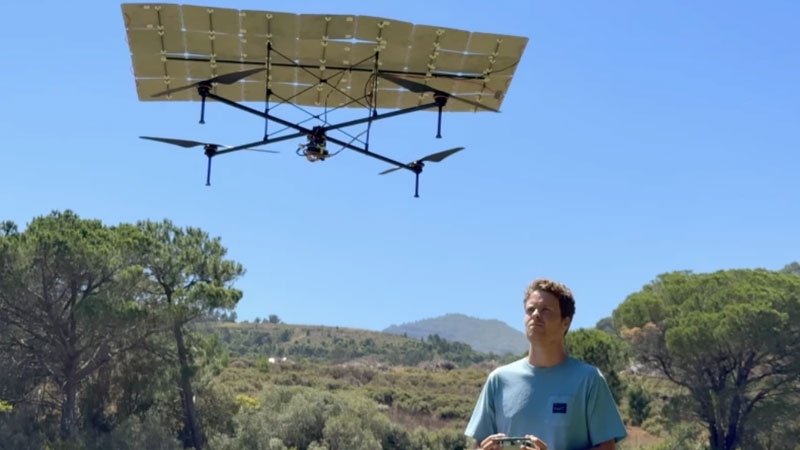 Самодельный квадрокоптер с питанием от солнечных панелей провисел в воздухе рекордные пять часов — а после оператор устал