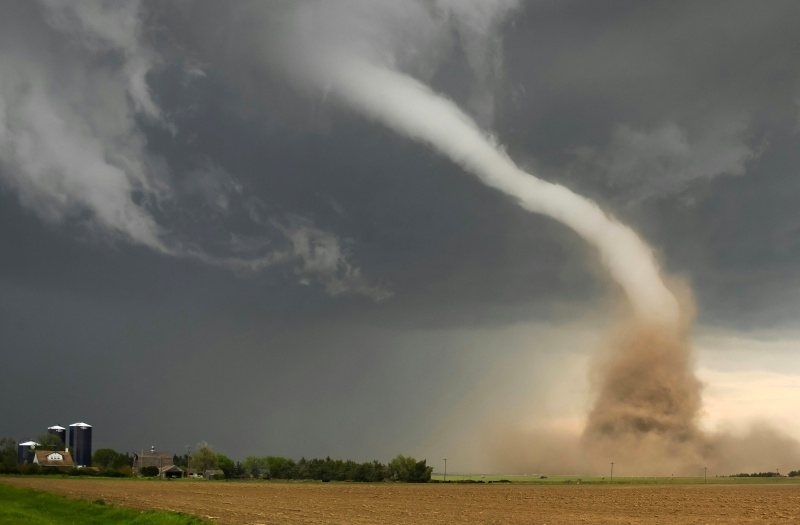 Торнадо ударил по заводу Rivian перед началом производства внедорожника R2 &mdash; обрушилась крыша одного из цехов