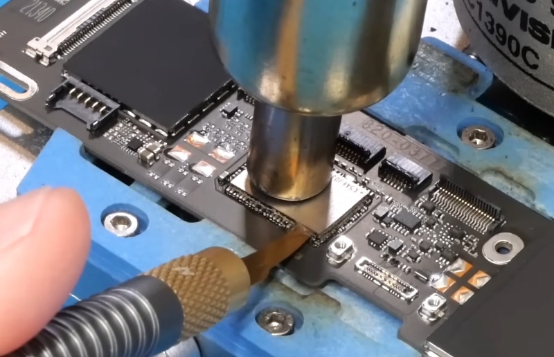 Умелец вчетверо расширил накопитель MacBook Neo с помощью комплектующих от iPhone