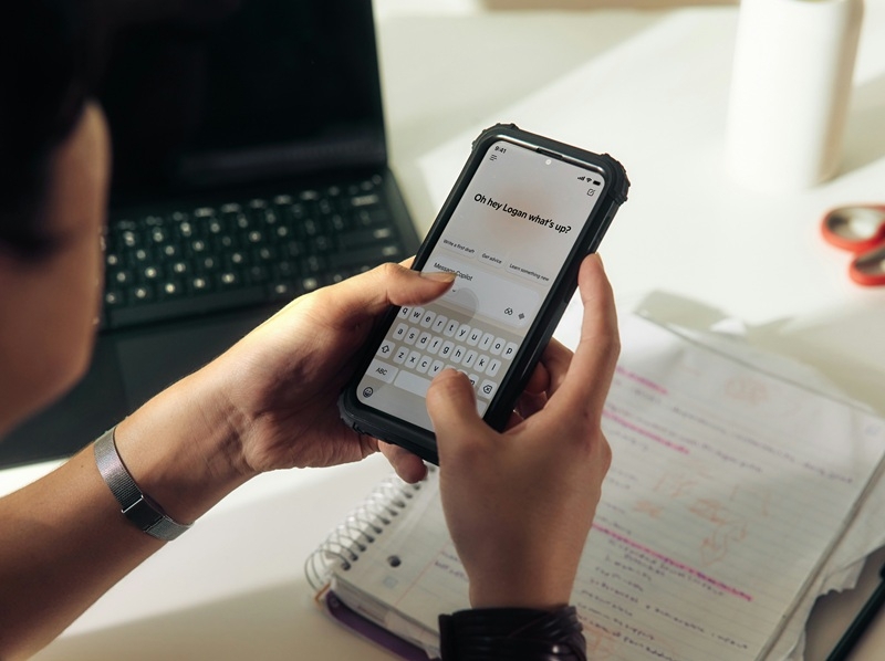 Уже 50 % сотрудников в США используют ИИ в работе, показал опрос