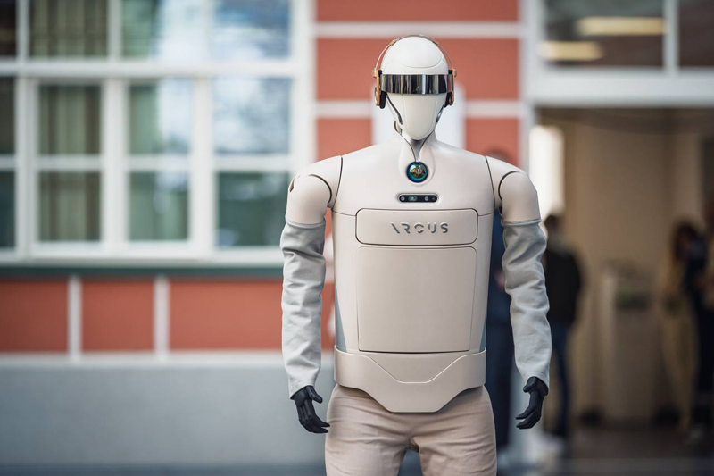 В России представили антропоморфного робота-курьера &laquo;Аркус&raquo;