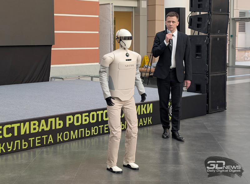 В России представили антропоморфного робота-курьера &laquo;Аркус&raquo;