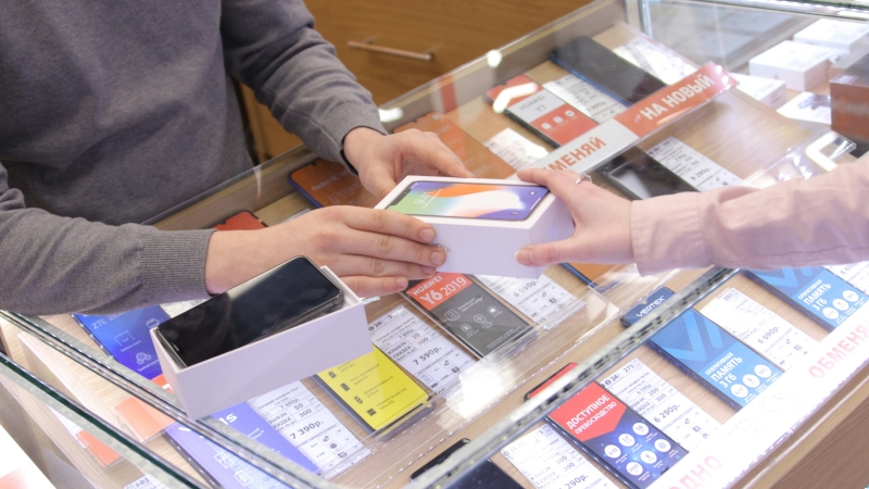 В России резко подешевели iPhone и флагманы Samsung&nbsp;&mdash; ретейлеры завалили склады, переоценив спрос