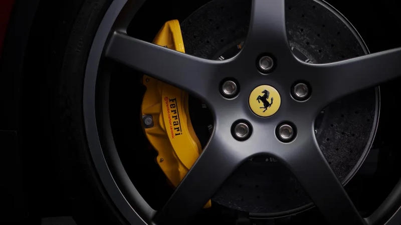 Ferrari представила свой первый электромобиль Luce &mdash; с дизайном от Джони Айва и ценой &euro;550 000
