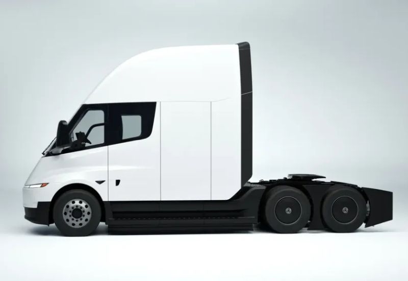 Грузовики Tesla Semi получили батареи меньшей ёмкости, чем планировалось, но на запасе хода это не сказалось